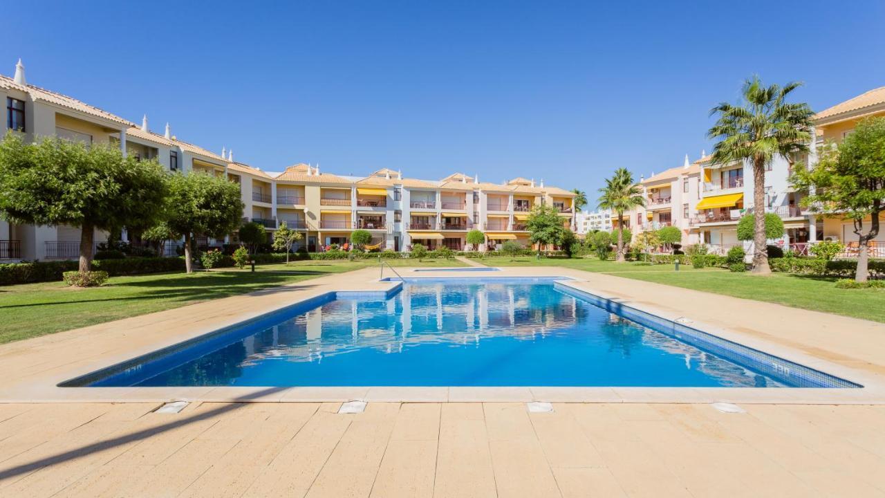 Serene Apartment W/ Balcony And Pool By Lovelystay Quarteira Luaran gambar