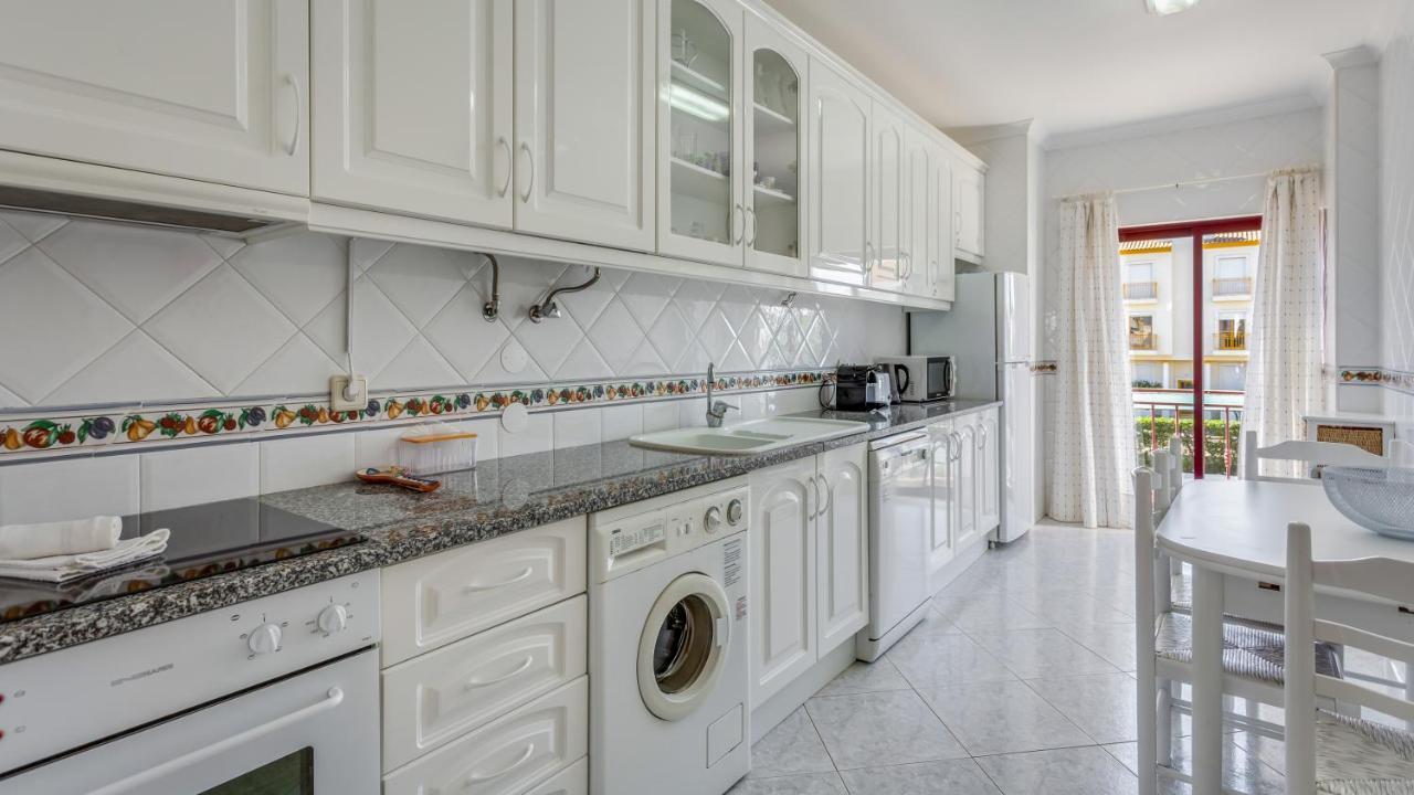 Serene Apartment W/ Balcony And Pool By Lovelystay Quarteira Luaran gambar